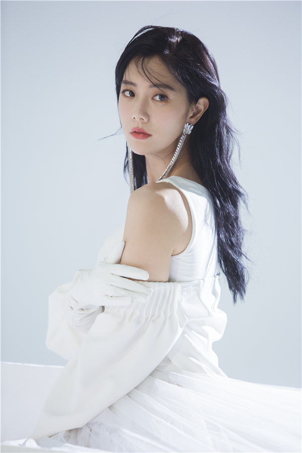 克拉拉惊喜变身美妆博主 引领春季唇色潮流