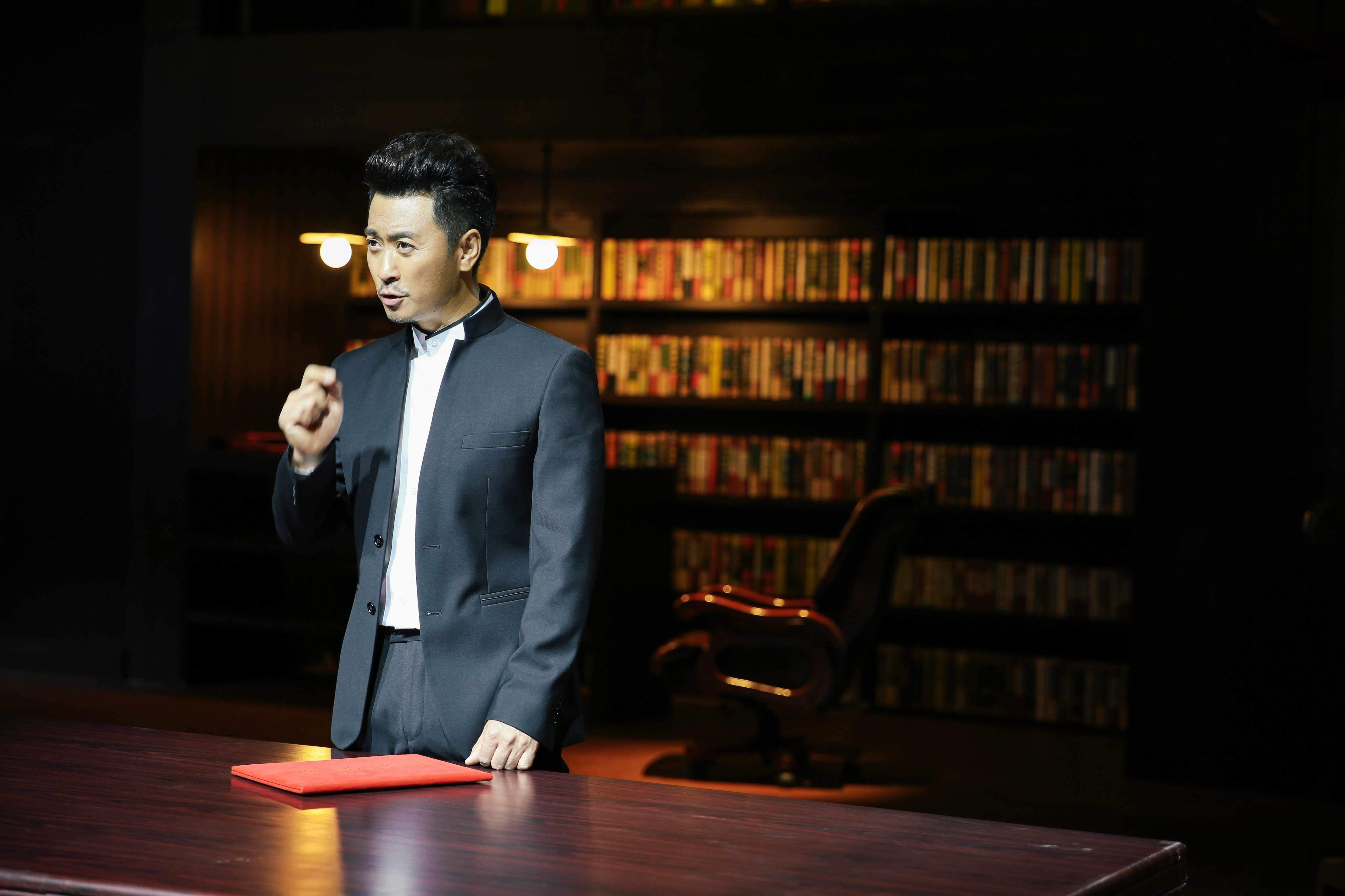 黄俊鹏录制《国家记忆》 独挑主持大梁尽显好口才