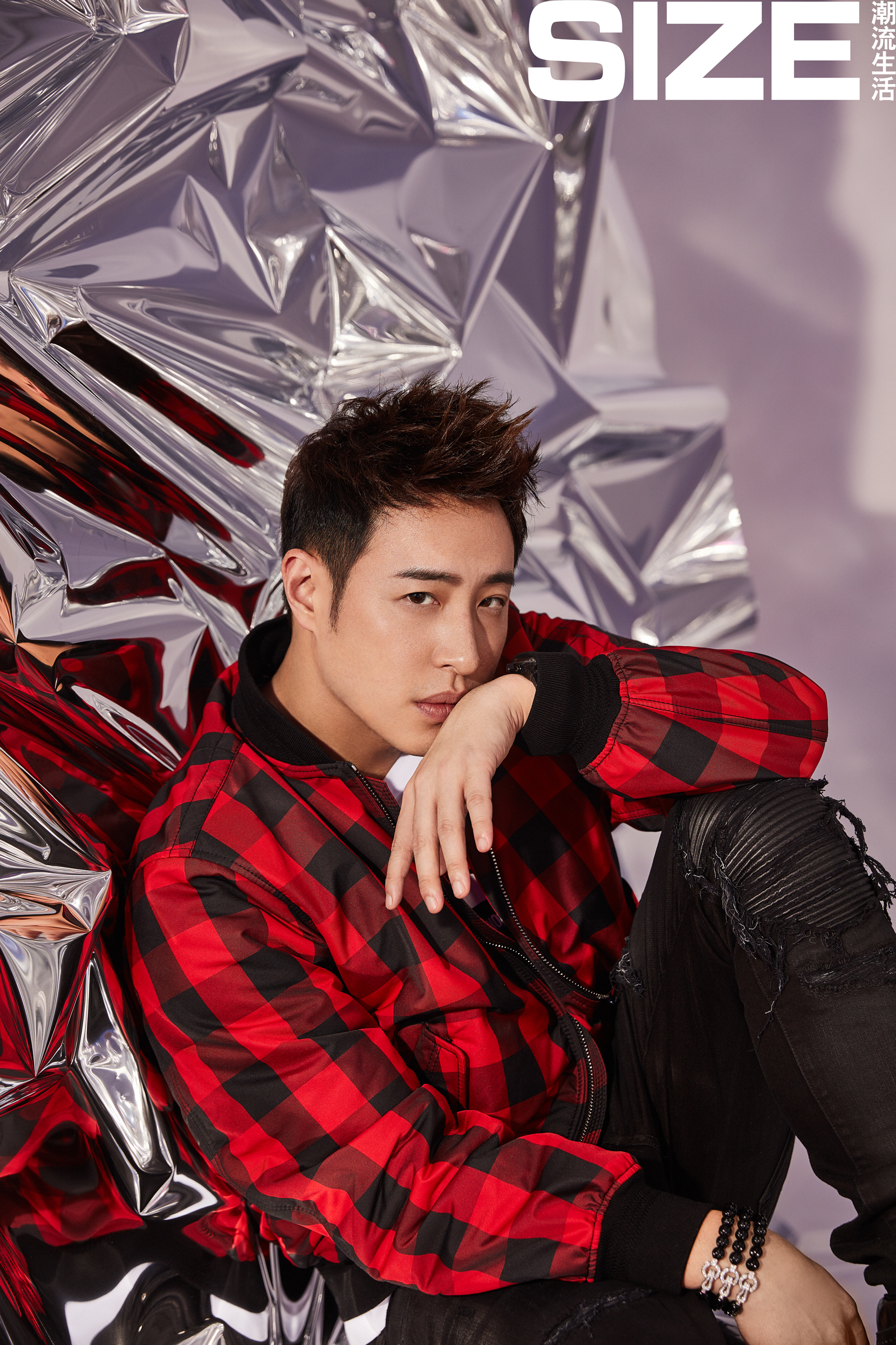 潘玮柏最新封面大片撩人眼神杀演绎高级未来感